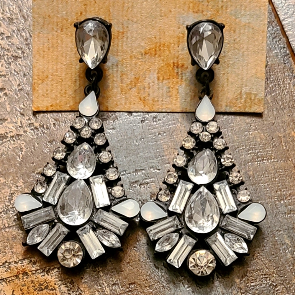 CRYSTAL AND OPAQUE BEADS FASTENED ON A BLACK BACKGROUND